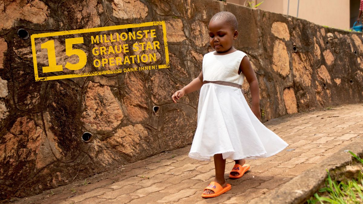 Ein afrikanisches Mädchen auf einem gepflasterten Weg.