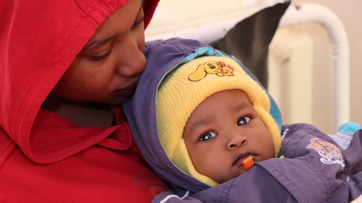 Eine Mutter mit ihrem Baby