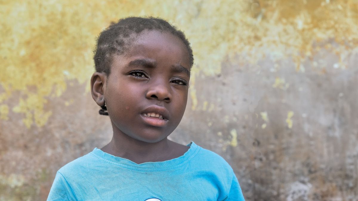 Porträt eines etwa sechsjährigen Mädchens, das traurig wirkt. 