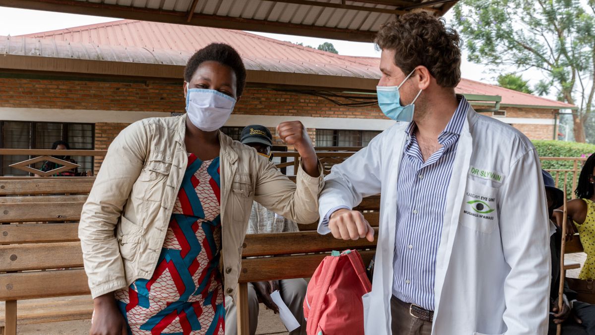 Arzt und Patienten begrüßen sich mit dem Ellbogen