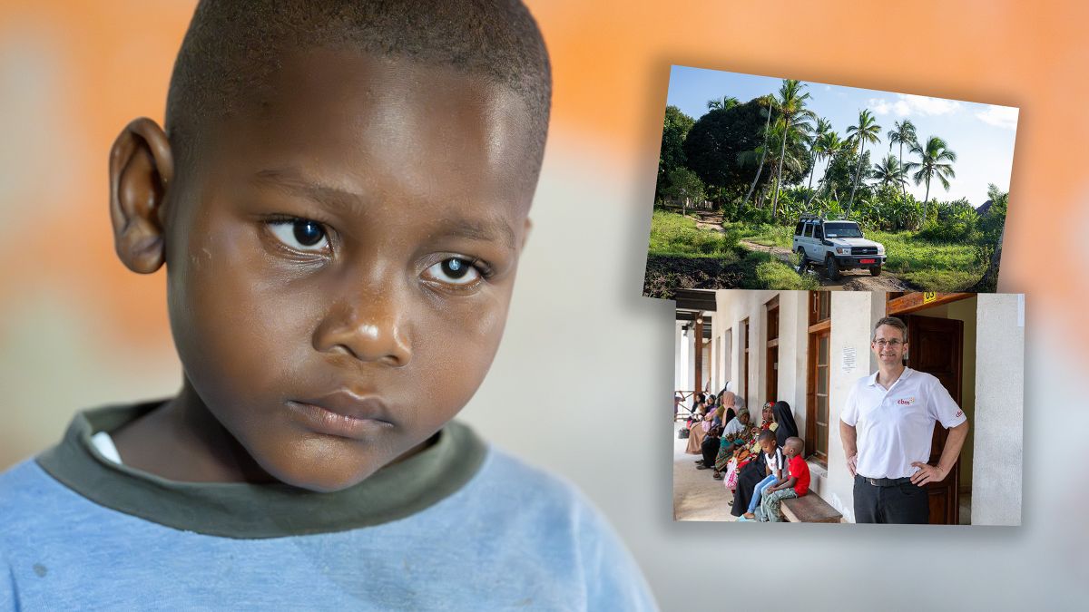 Ein etwa vierjähriges Kind hat hell schimmernde Pupillen.