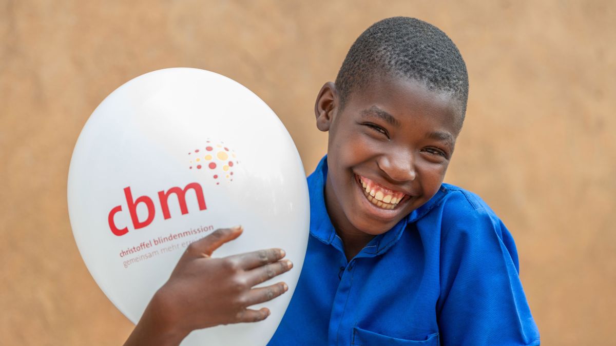 Lächelnder Junge mit Luftballon