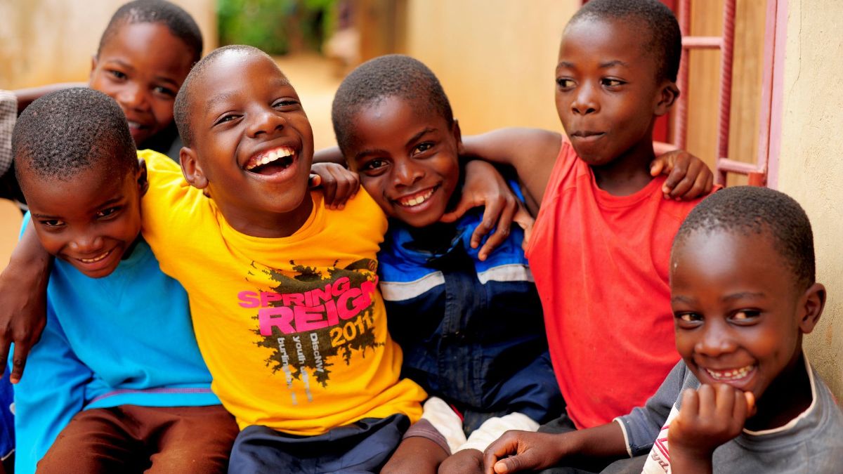 Lachende afrikanische Jungen