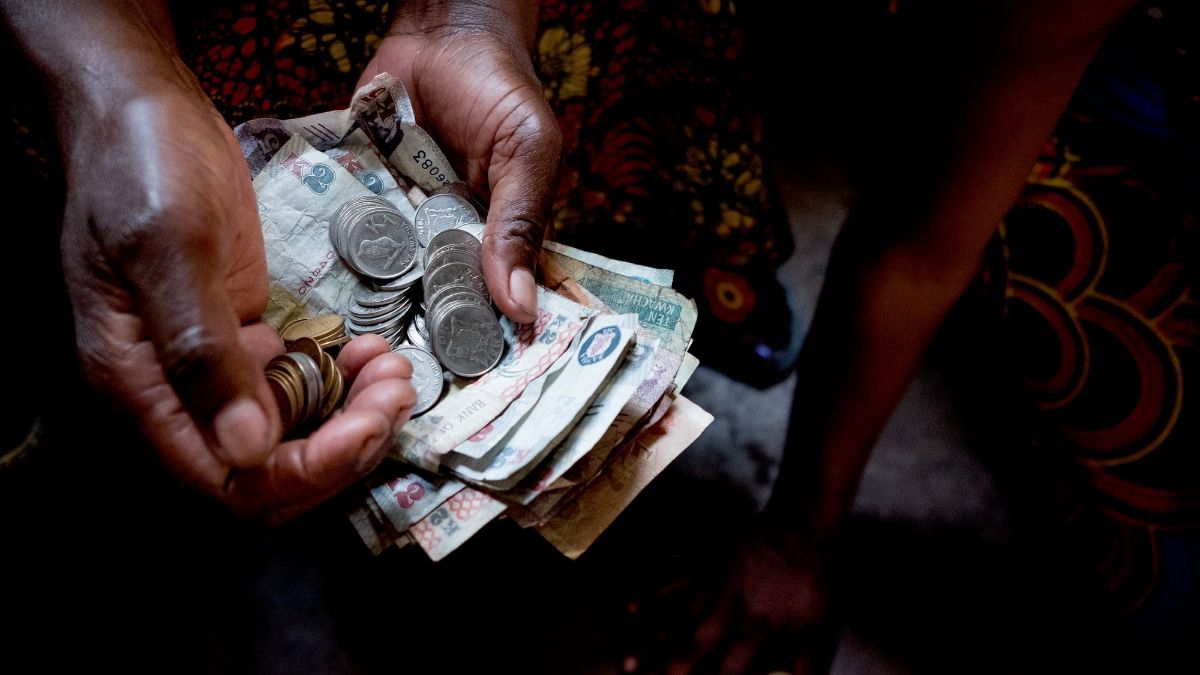 Zwei Händer voller Scheine und Münzgeld