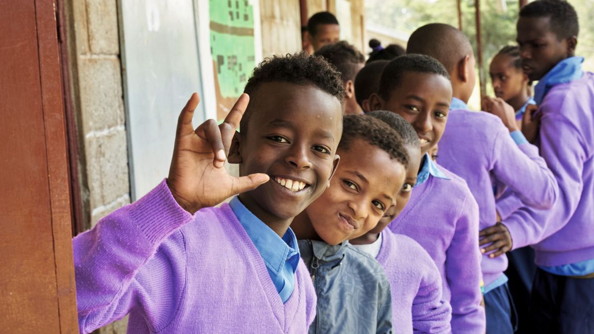 Afrikanische Jugendliche in Schuluniform