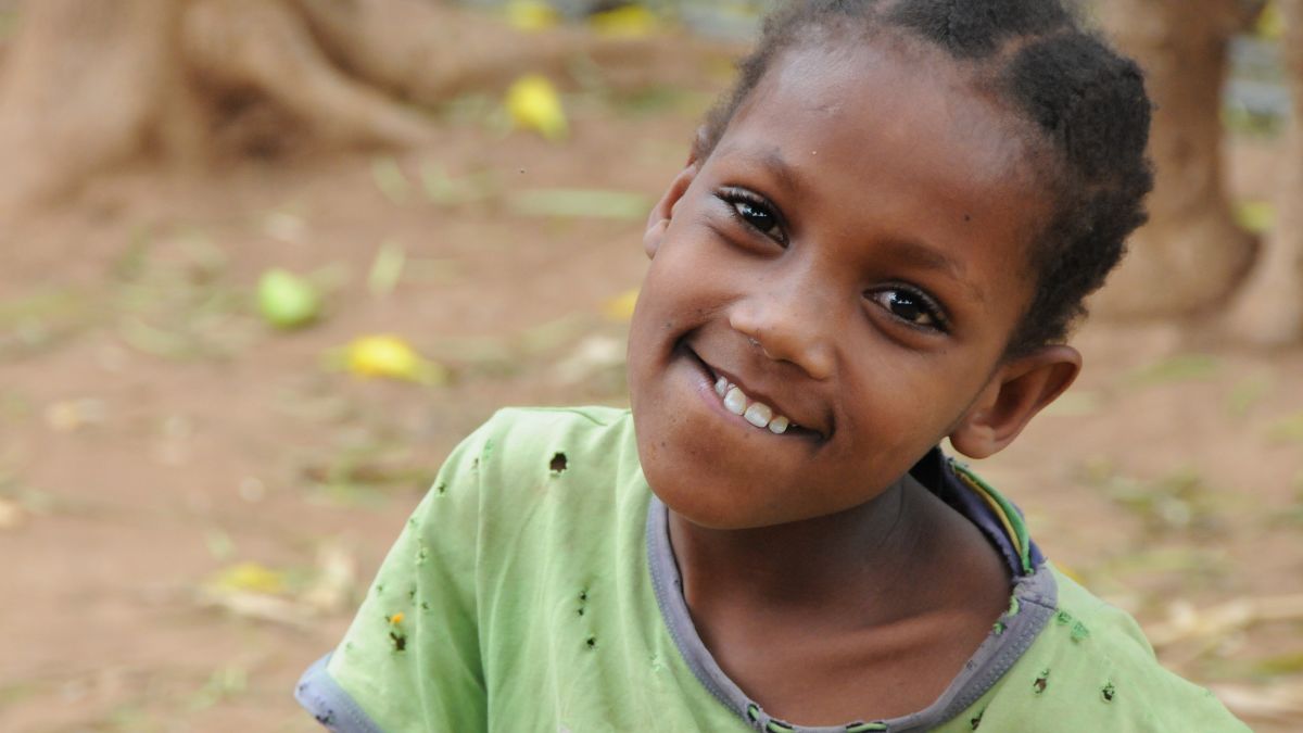 Ein lachendes afrikanisches Mädchen.