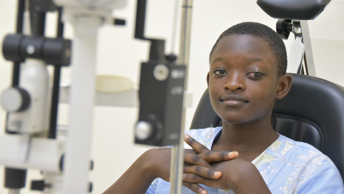 Schon seit Jahren leidet Chiriane (14)unter Grünem Star am linken Auge.  Im CBM-geförderten &quot;Maghrabi Ico Cameroon Eye Institute&quot; in Kamerun wird endlich die richtige Diagnose gestellt.