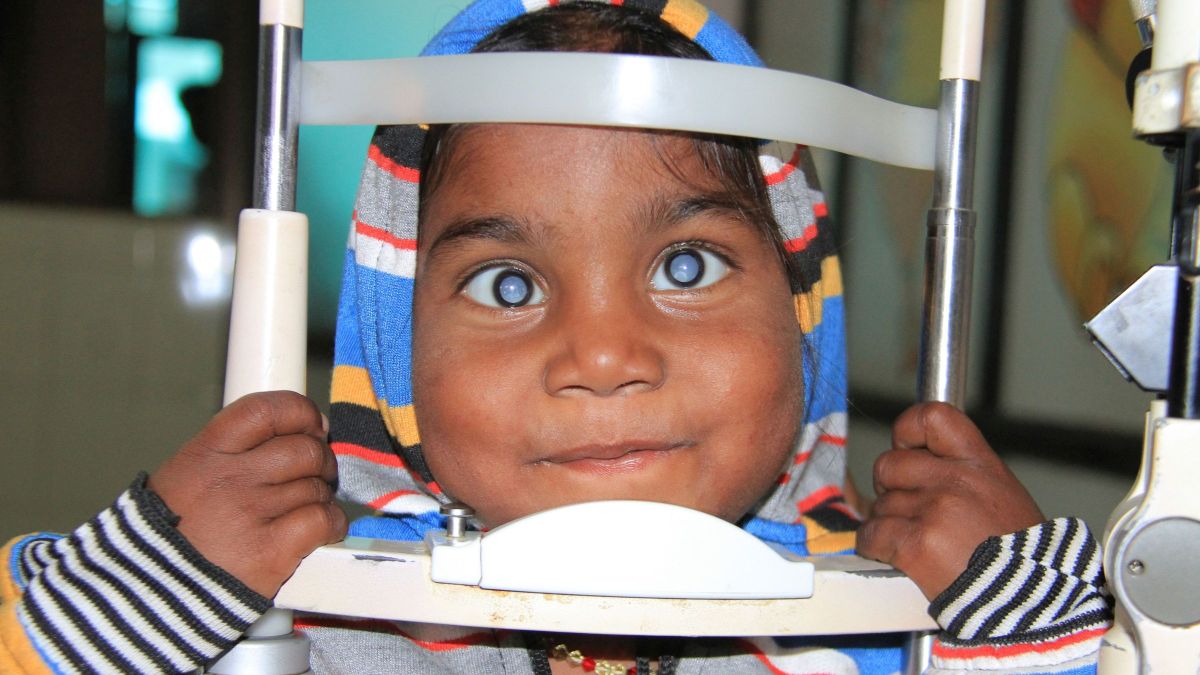 Die dreijährige Kushi aus Indien wird an den Augen untersucht. Sie hatte angeborenen bilateralen Grauen Star, es drohte Kindernlindheit. Nach einer erfolgreichen Grauer Star-OP kann sie wieder sehen.