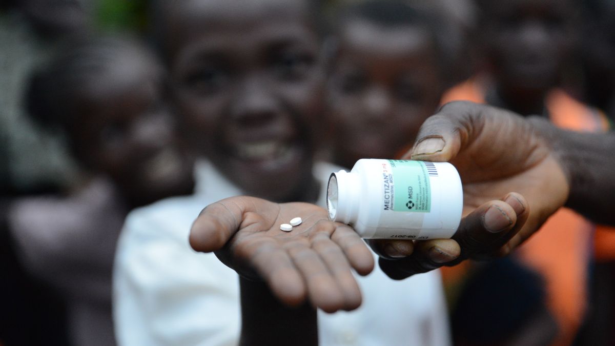 Handfläche mit drei Tabletten
