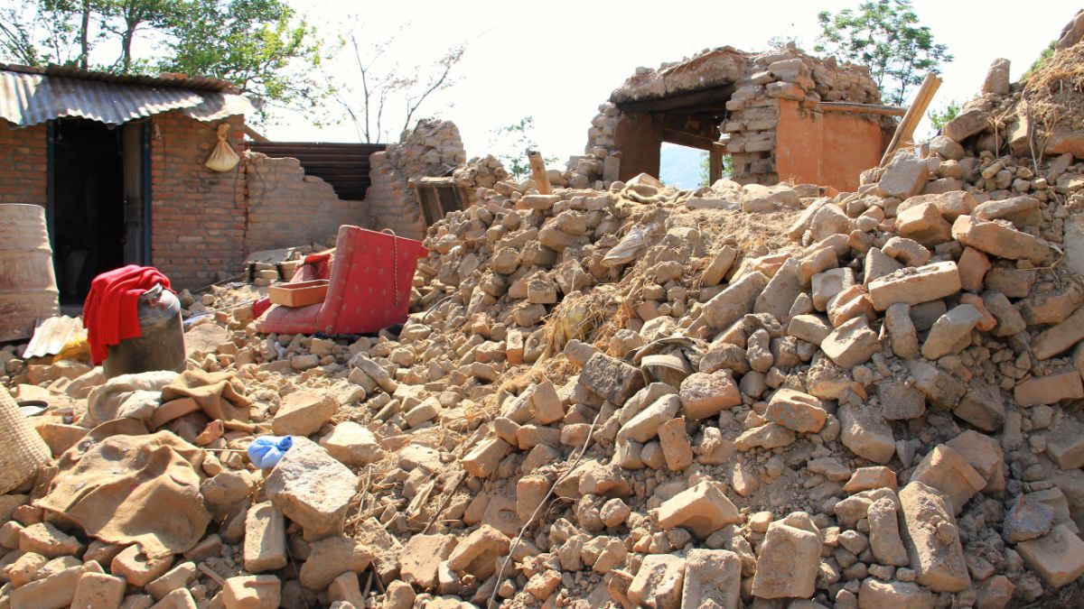 Schutthaufen eines durch ein Erdbeben zerstörten Backsteinhauses