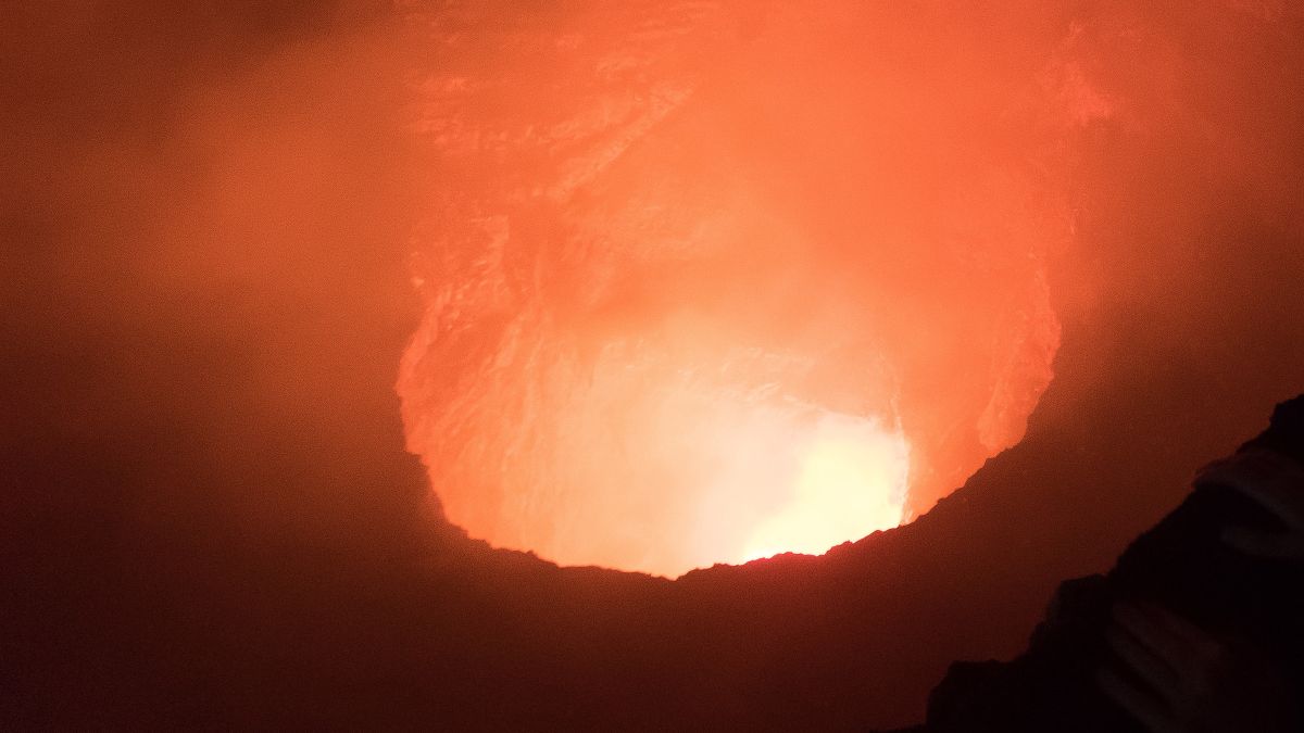 Feuer im Krater eines Vulkans