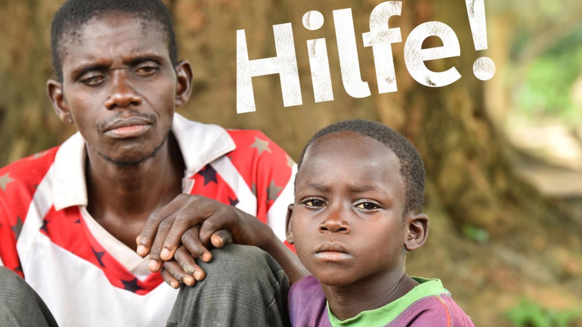 Ein Mann und ein Kind sitzen auf dem Boden. Auf dem Bild steht das Wort: Hilfe!