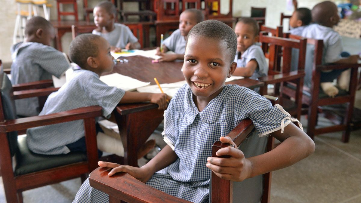 Schwarzes Kinder in Schuluniform im Klassenzimmer.