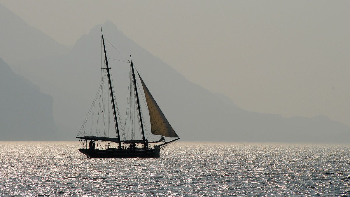 Segelboot im Gegenlicht