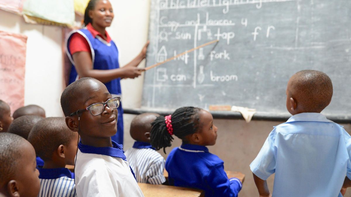 Afrikanische Kinder im Klassenzimmer