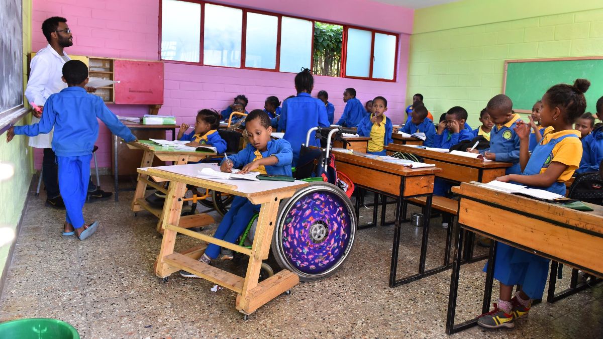 Kinder mit und ohne Rollstuhl in einem Klasenzimmer