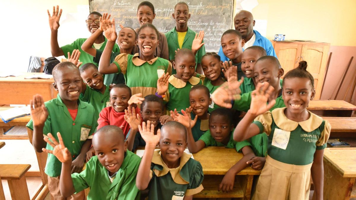 Gruppenbild von afrikanischen Schulkindern im Klassenzimmer 