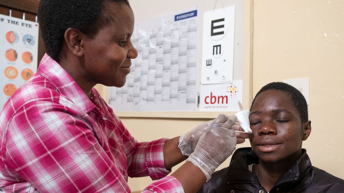 Augenärztin entfernt bei einer Patientin den Augenverband