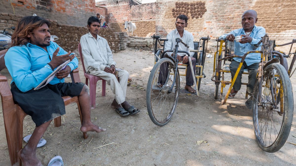 Zwei Männer und eine Frau im Gespräch. 