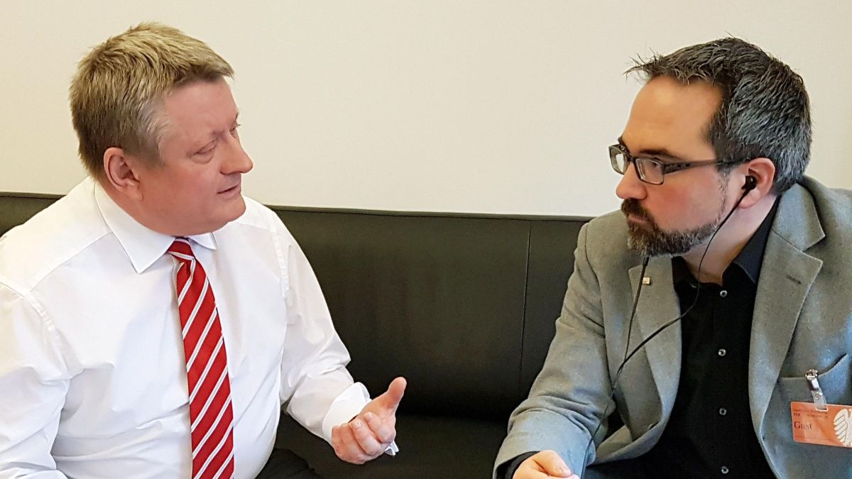 Zwei Männer im Gespräch