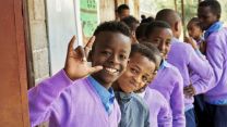 Afrikanische Jugendliche in Schuluniform