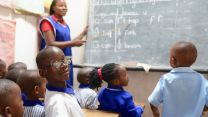 Afrikanische Kinder im Klassenzimmer
