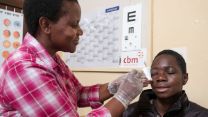 Augenärztin entfernt bei einer Patientin den Augenverband