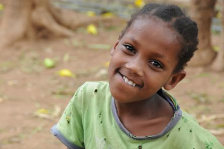 Ein lachendes afrikanisches Mädchen.