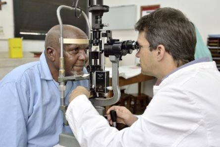 Augenarzt Dr. Heiko Philippin untersucht den 57-jährigen Omari aus Tansania. Diagnose: Grauer Star.