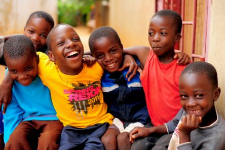 Lachende afrikanische Jungen