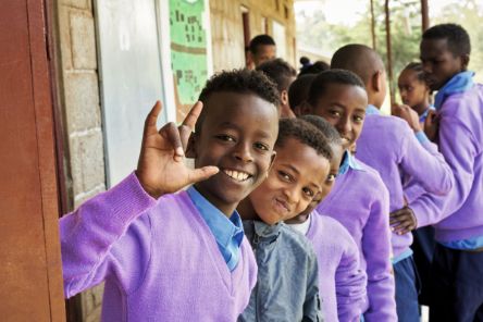 Afrikanische Jugendliche in Schuluniform