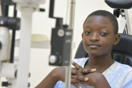 Schon seit Jahren leidet Chiriane (14)unter Grünem Star am linken Auge.  Im CBM-geförderten "Maghrabi Ico Cameroon Eye Institute" in Kamerun wird endlich die richtige Diagnose gestellt.