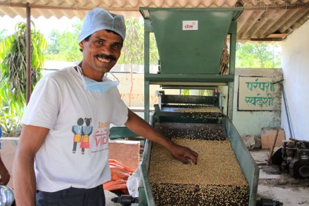 Mann steht an der Maschine in seinem Bio-Betrieb.