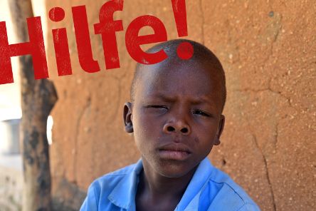 Etwa zehnjähriger Junge mit zusammengekniffenen Augen.