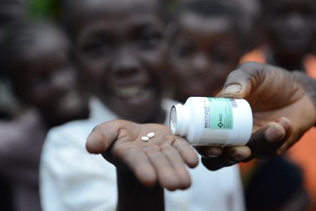Handfläche mit drei Tabletten