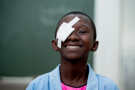 Ein Mädchen mit einem Pflaster über ihrem rechten Auge