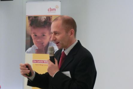 Mann im Anzug mit Mikrofon