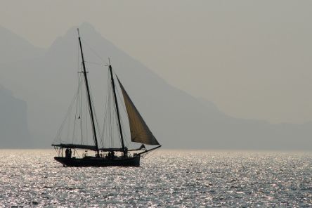 Segelboot im Gegenlicht