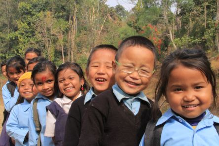 Lächelnde nepalesische Kinder