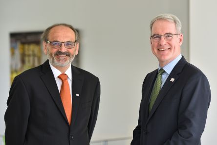 Zwei Männer im Anzug