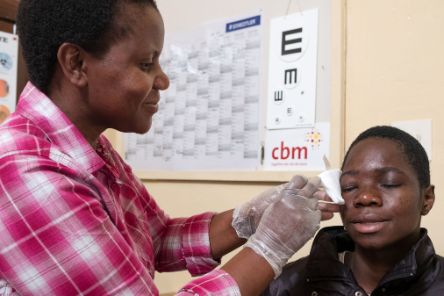 Augenärztin entfernt bei einer Patientin den Augenverband