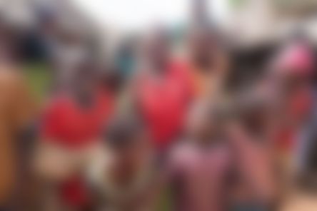 Verschwommene Fläche, Kinder in bunter Kleidung kaum erkennbar