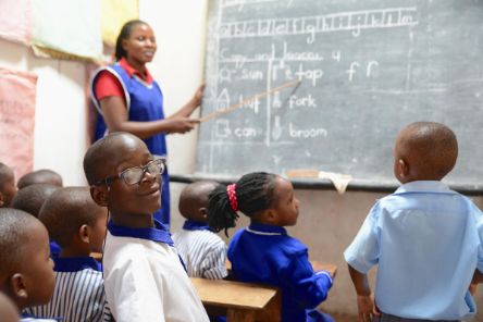 Afrikanische Kinder im Klassenzimmer