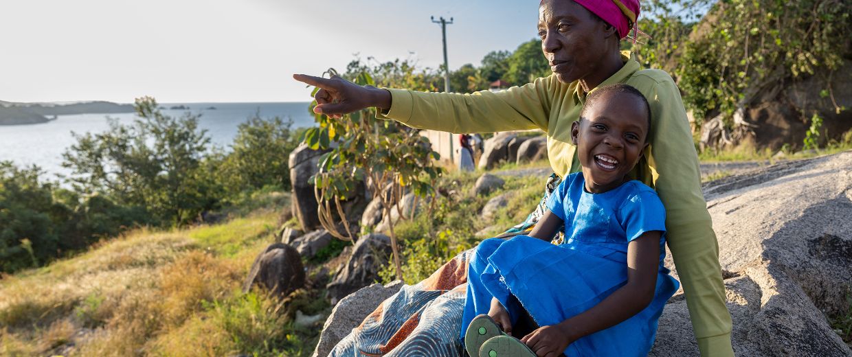 Mutter und Tochter sitzen am Ufer des Victoriasees.