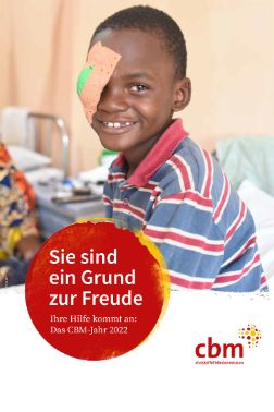 Lächelnder Junge mit Augenverband