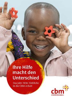 Ein kleines Mädchen lacht und hält eine rote Holz- oder Plastik-Blume vors linke Auge. Auf dem Foto ein roter Punkt mit Schrift: Ihre Hilfe macht den Unterschied. Das Jahr 2024: Einblicke in die CBM-Arbeit.