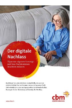 Eine Frau sitzt auf einem Sofa. Sie tippt auf einem Laptop. Text auf rotgelbem Punkt: Der digitale Nachlass