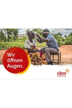 Ein Mann untersucht die Augen einer Frau, Schriftzug &quot;Wir öffnen Augen&quot;