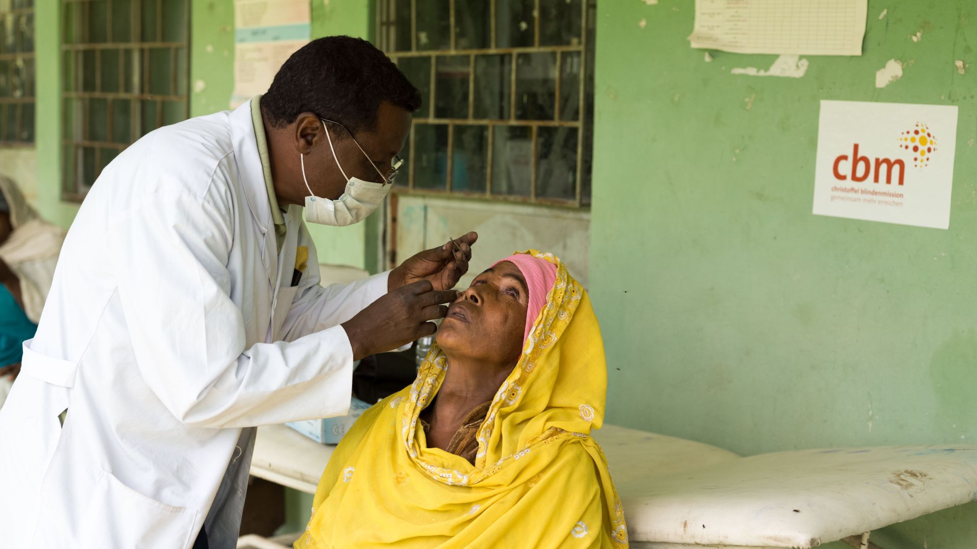 Frau bei der Augenuntersuchung