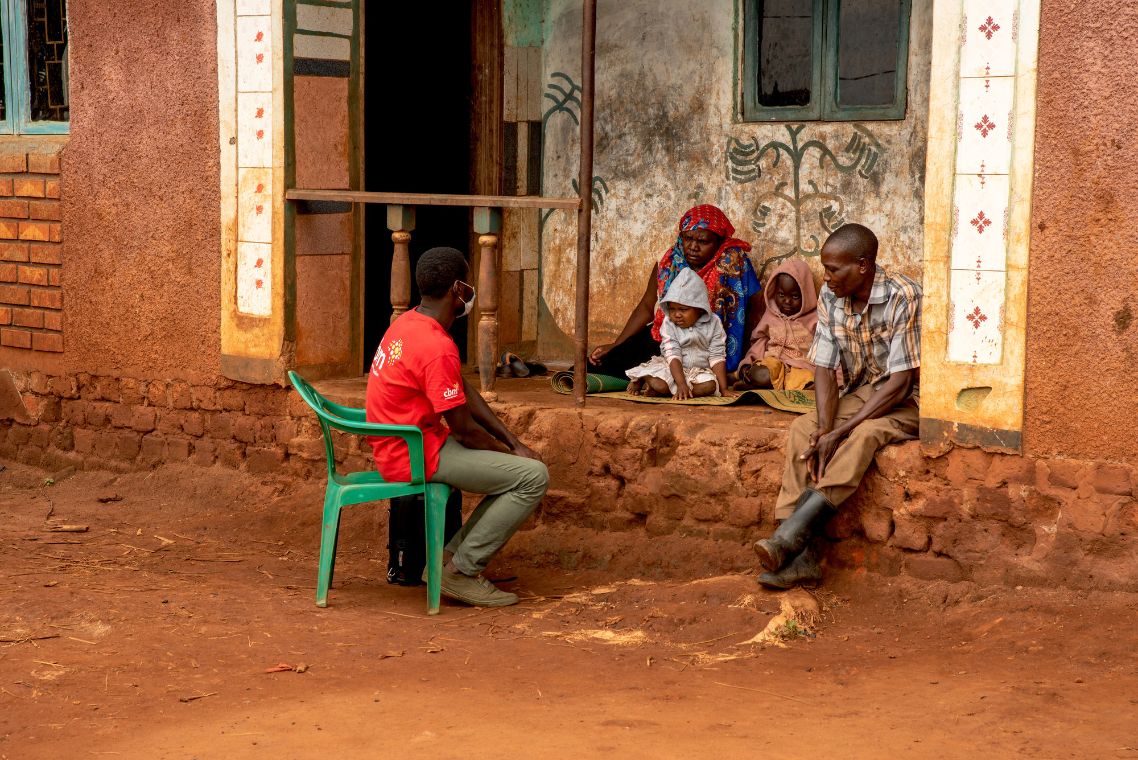 Eine Familie vor einem Haus